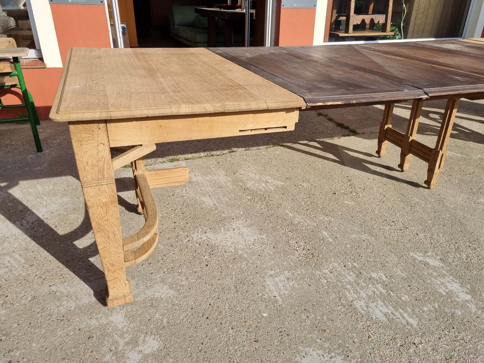 Extendable oak table