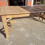 Extendable oak table