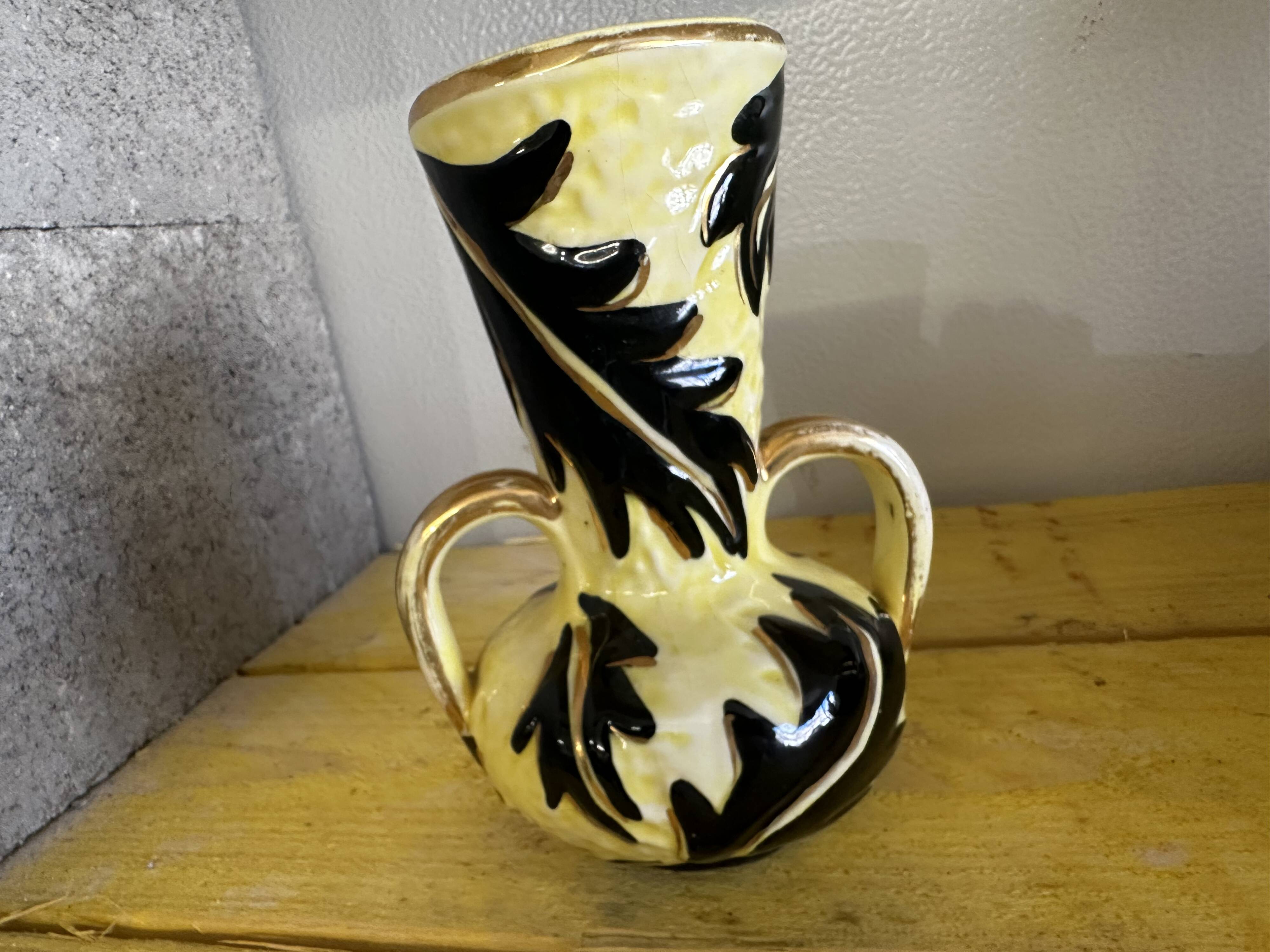 Vase en céramique jaune et noire à décor de feuilles, Vallauris signé JTF numéroté 519