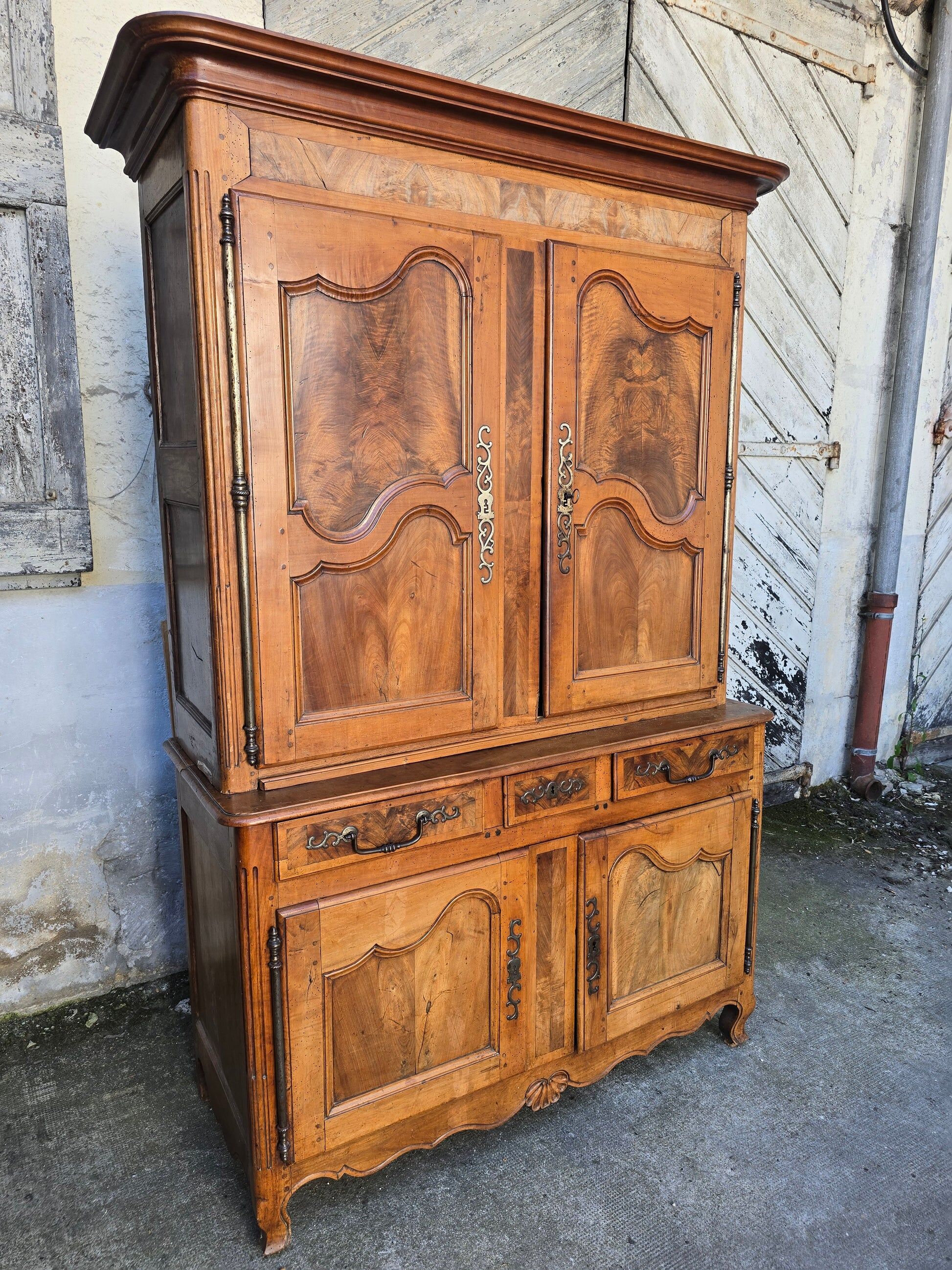 Louis XV two-body buffet in solid walnut – 18th century