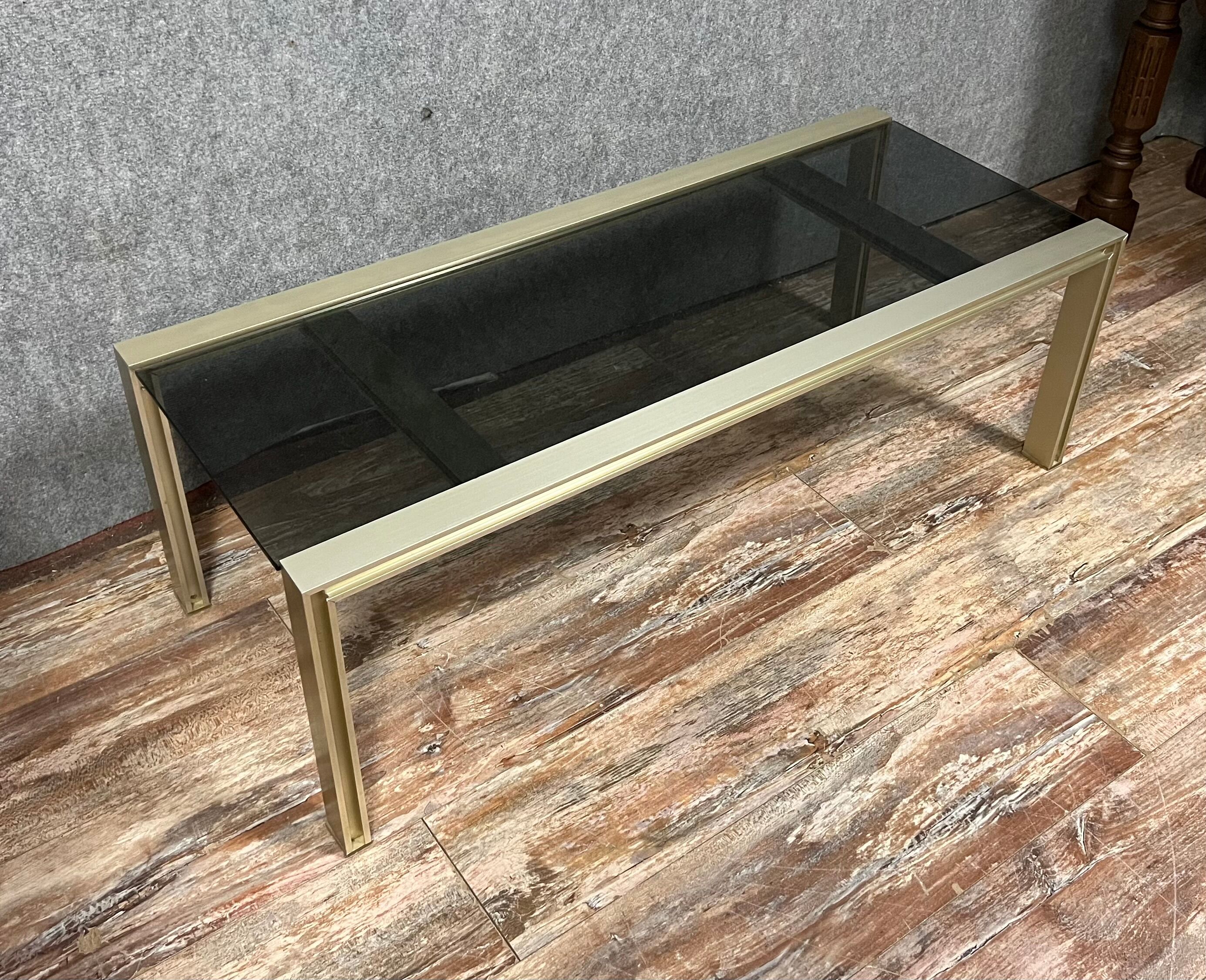 Table basse design en métal doré et verre teinté