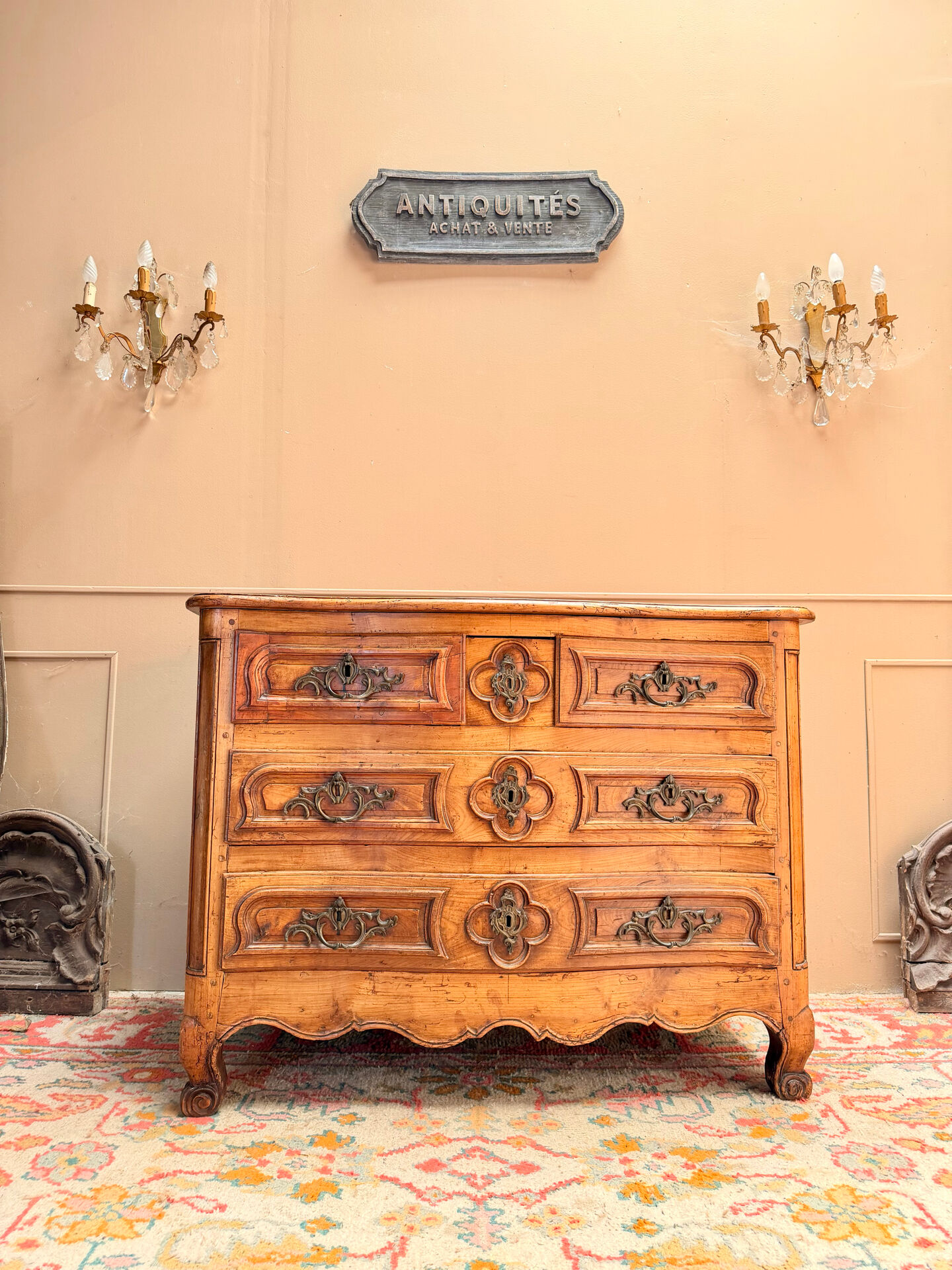 CURVED COMMODE IN WALNUT, PROVINCIAL WORK FROM THE LOUIS XV XVIII PERIOD