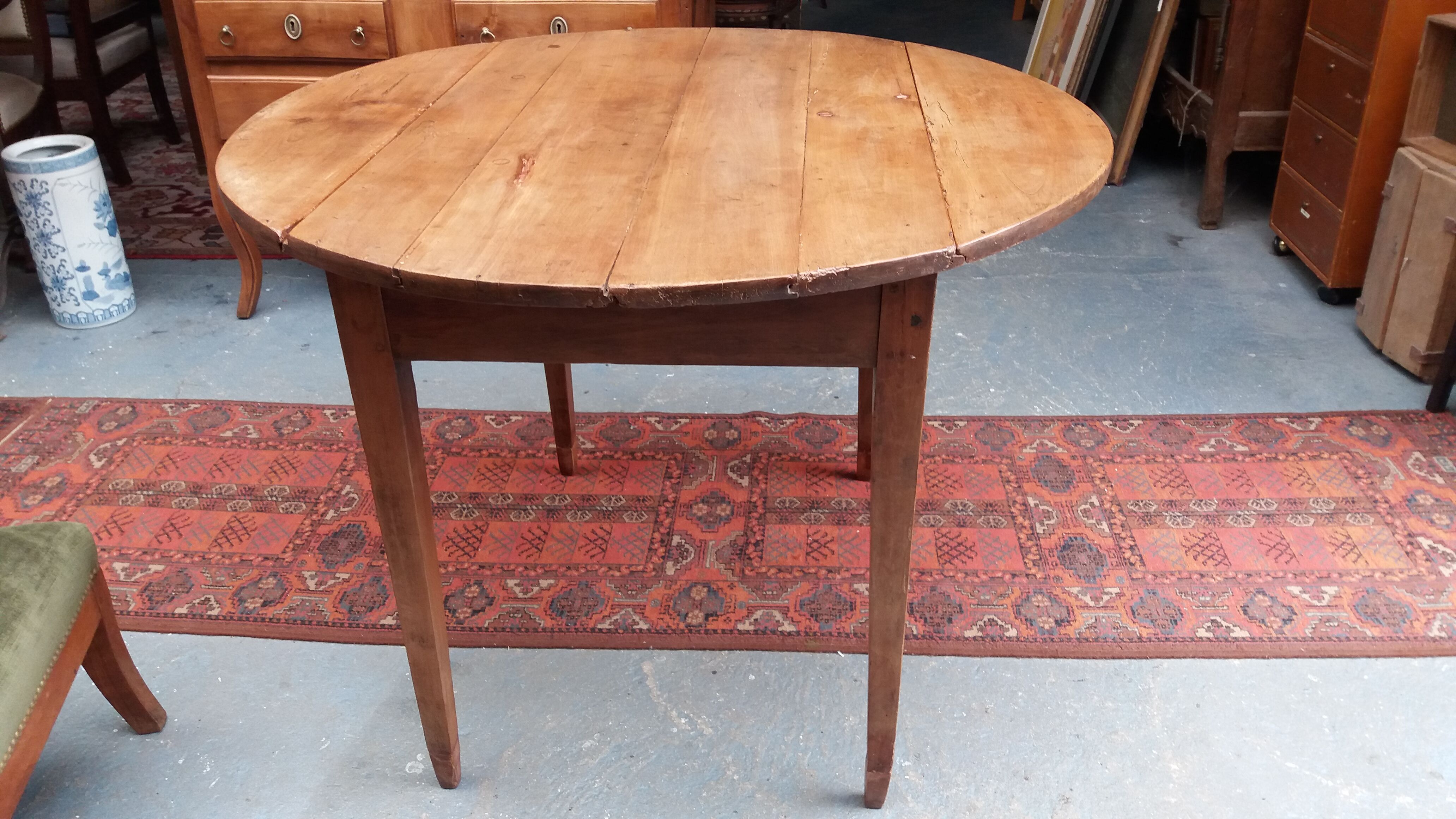 Louis Philippe round table