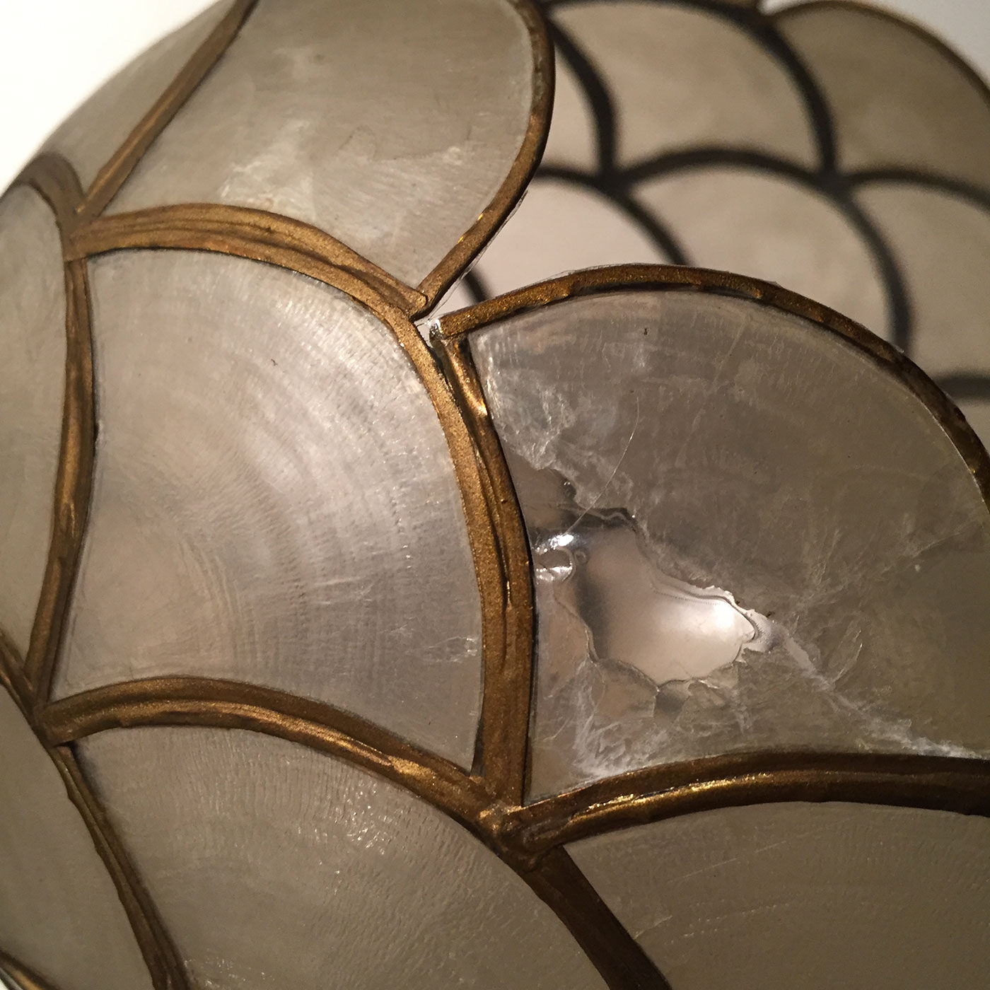 Lampadaire palmier floral laiton et nacre de capiz 1970
