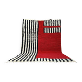 Tapis artisanal rouge et à rayures blanches et noires