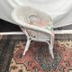 Fauteuil en rotin blanc avec assez vintage