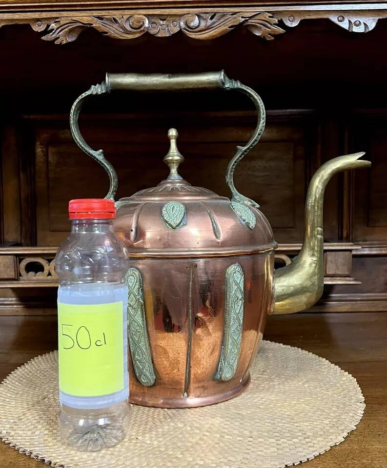 Orientalist kettle in hammered copper, 19th century, pretty shape with chiseled decorations