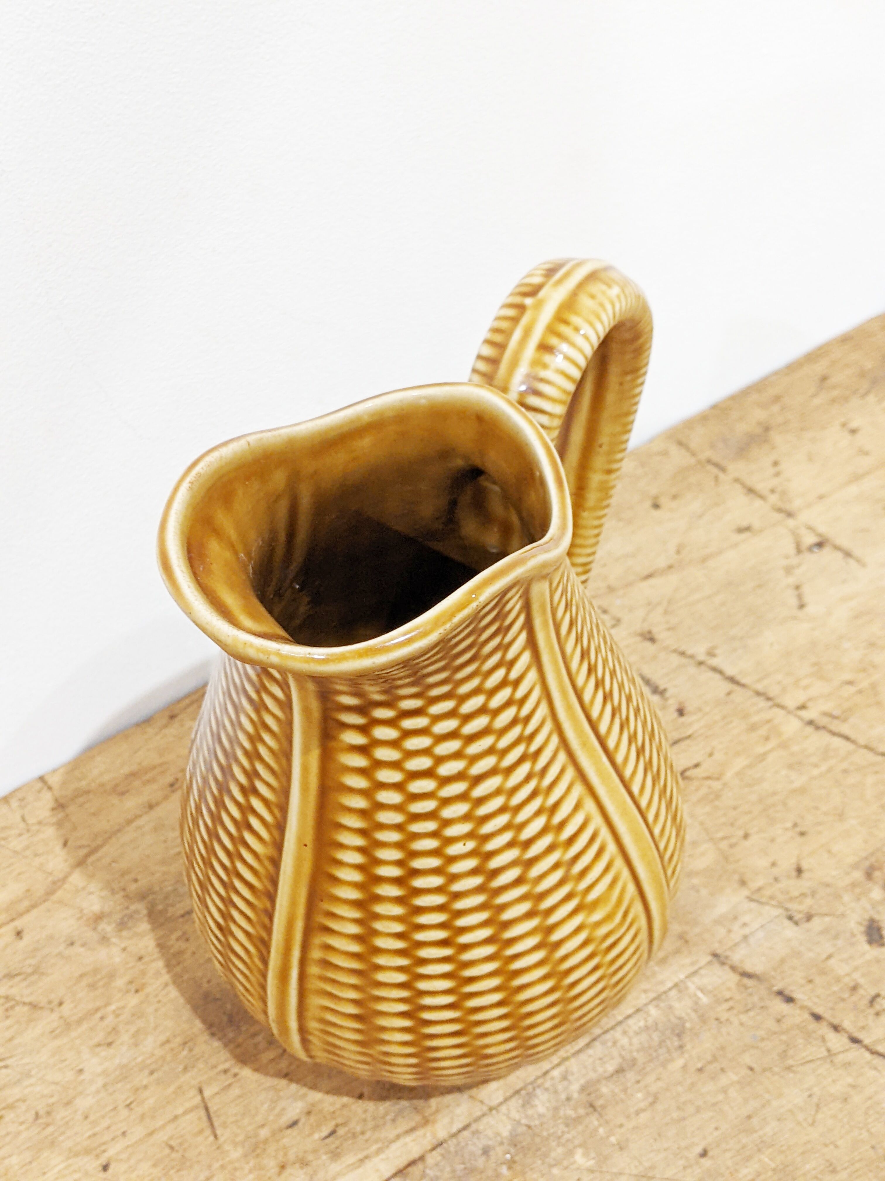 Vintage decanter ('60) pattern "grains of rice". Honey color. In perfect condition.
