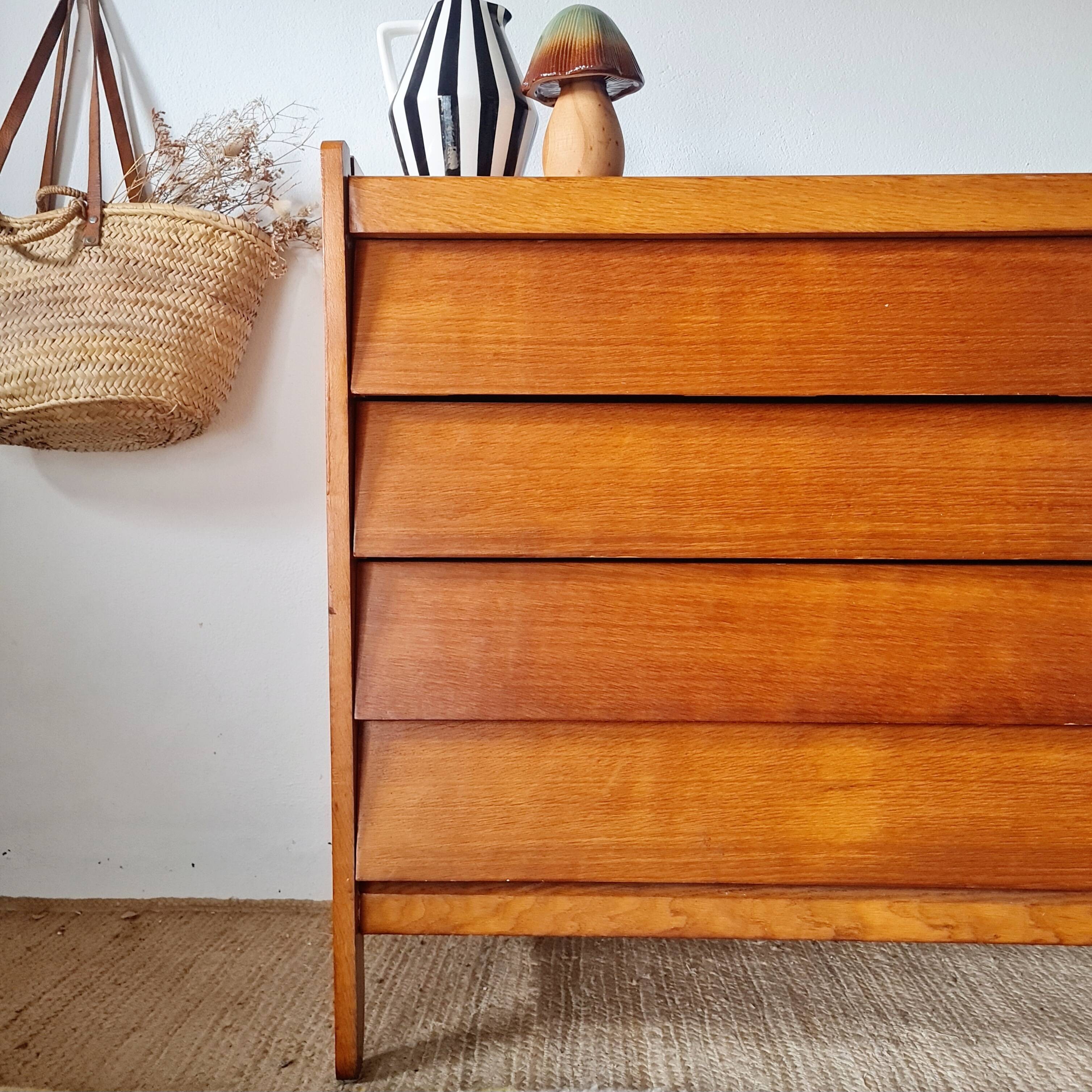 Commode vintage Mid-Century en chêne clair et tiroirs biseautés (1960)