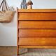 Commode vintage Mid-Century en chêne clair et tiroirs biseautés (1960)