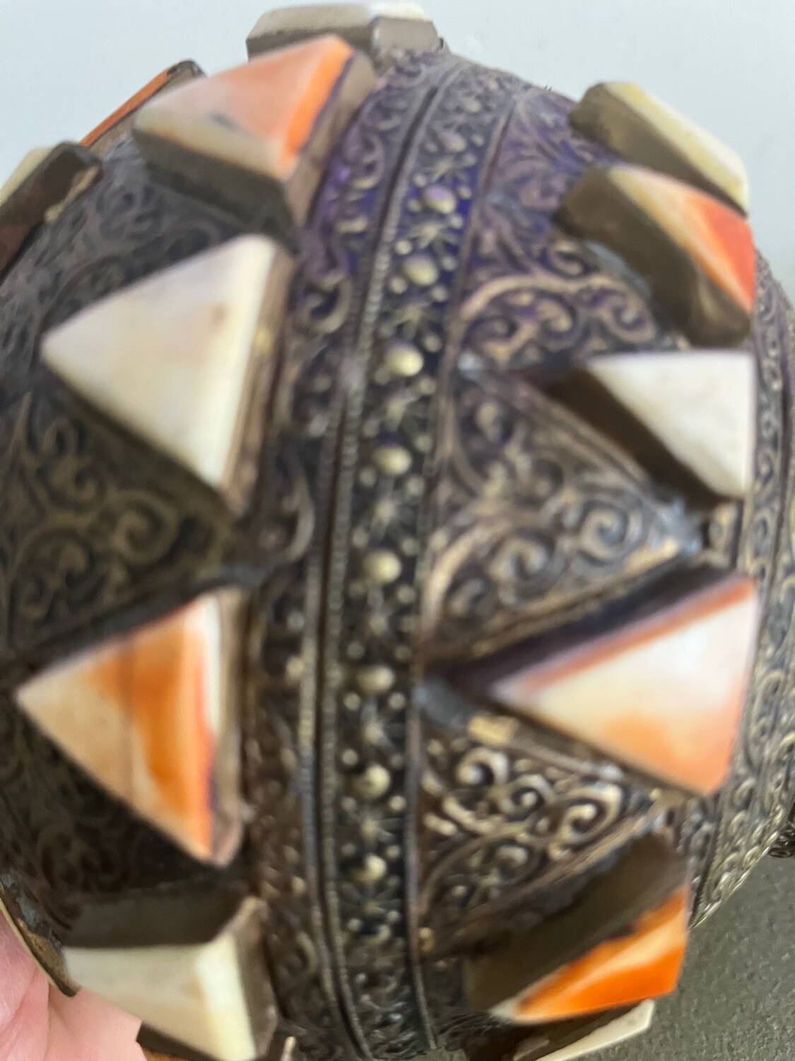 Superb ethnic decorative vase in chiseled metal and inlays – Piè