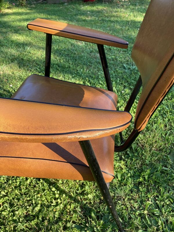 Rare fauteuil en skaï marron clair, de ''Colette Gueden'' , designer des années 50