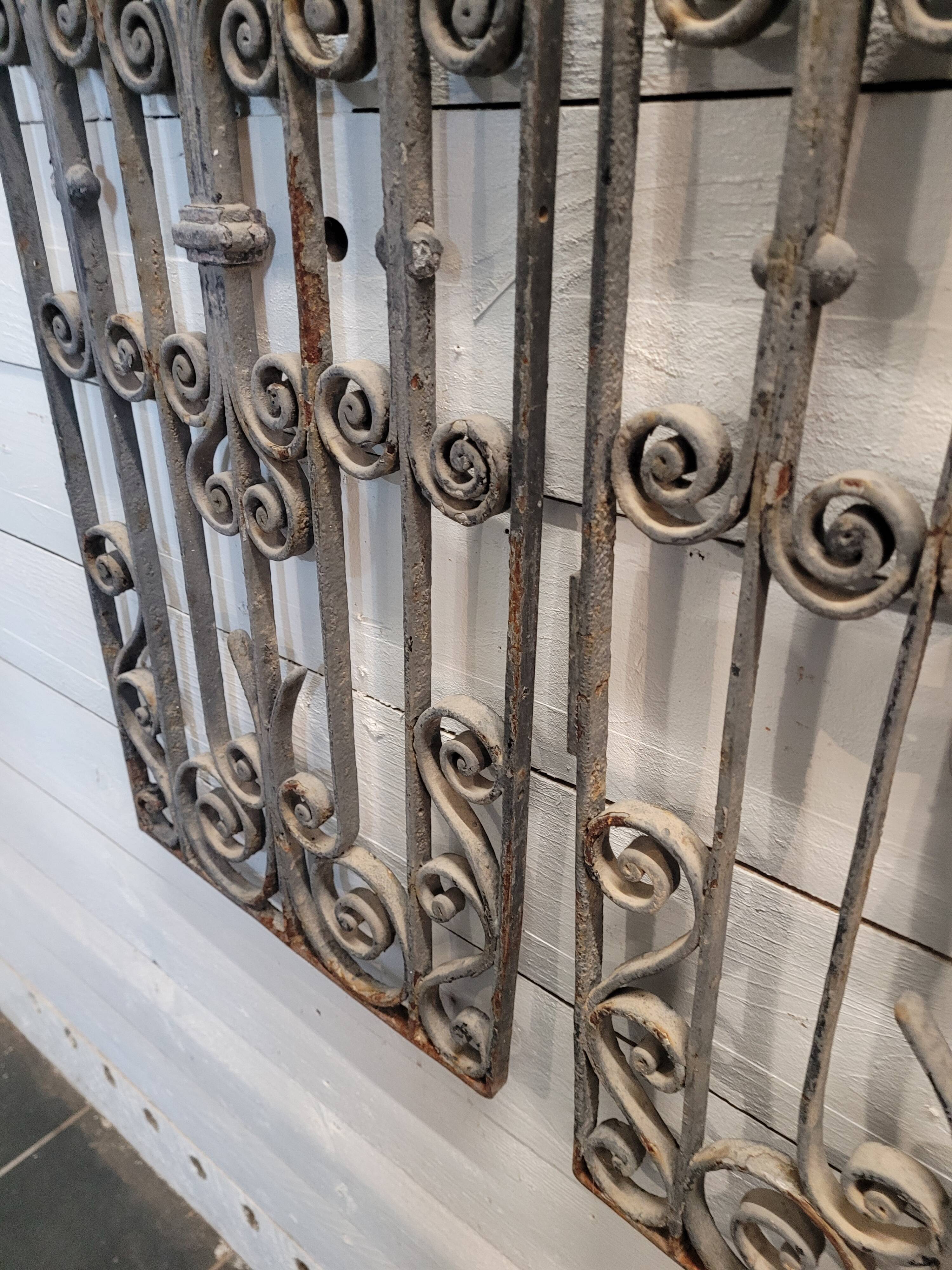 Ancienne paire de grilles en fer forgé