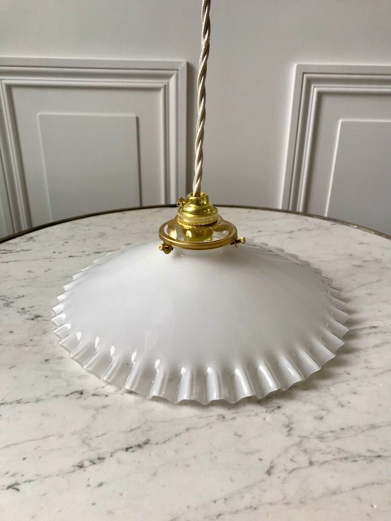 Suspension en opaline dentelée début XXème