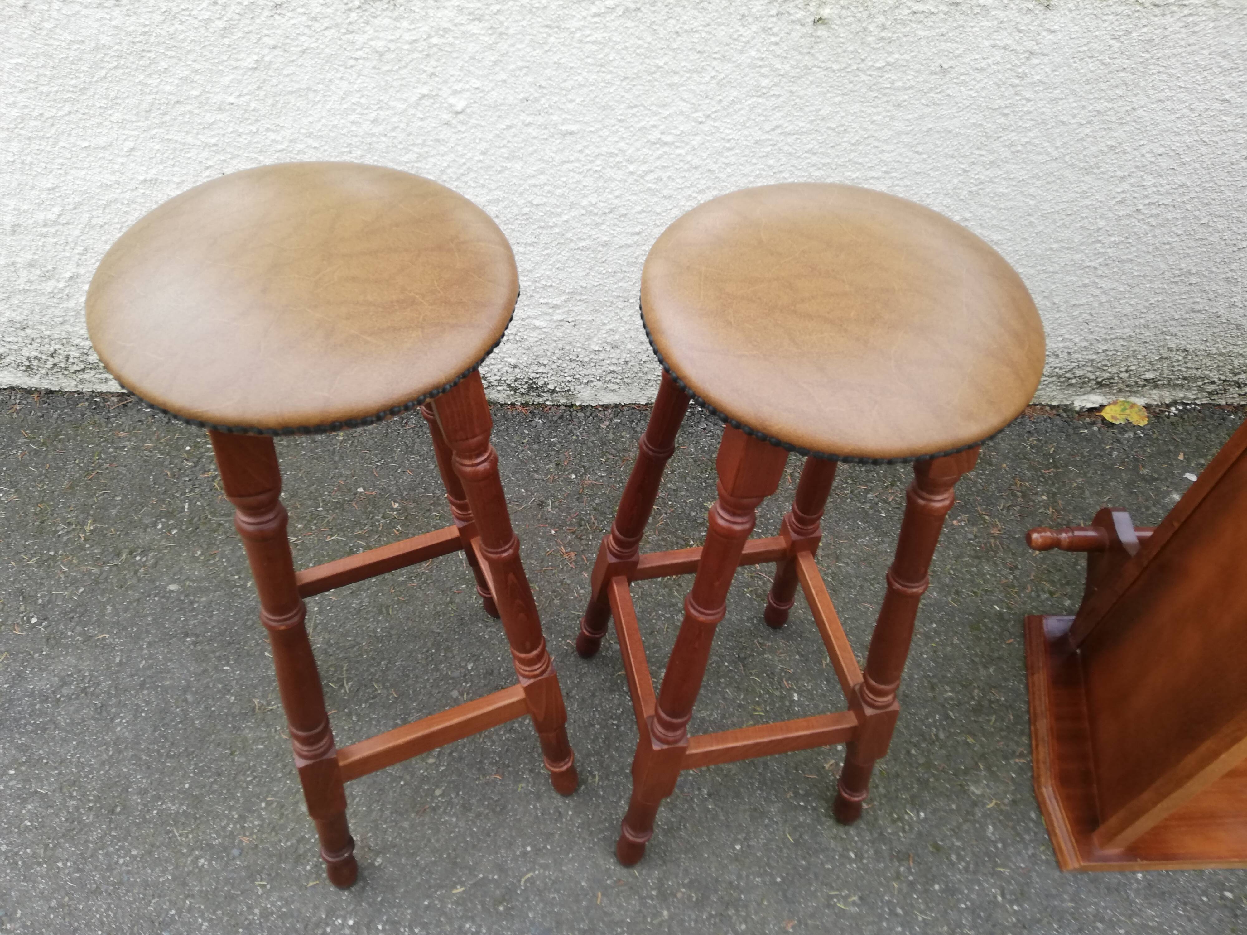 Bar with 2 stools