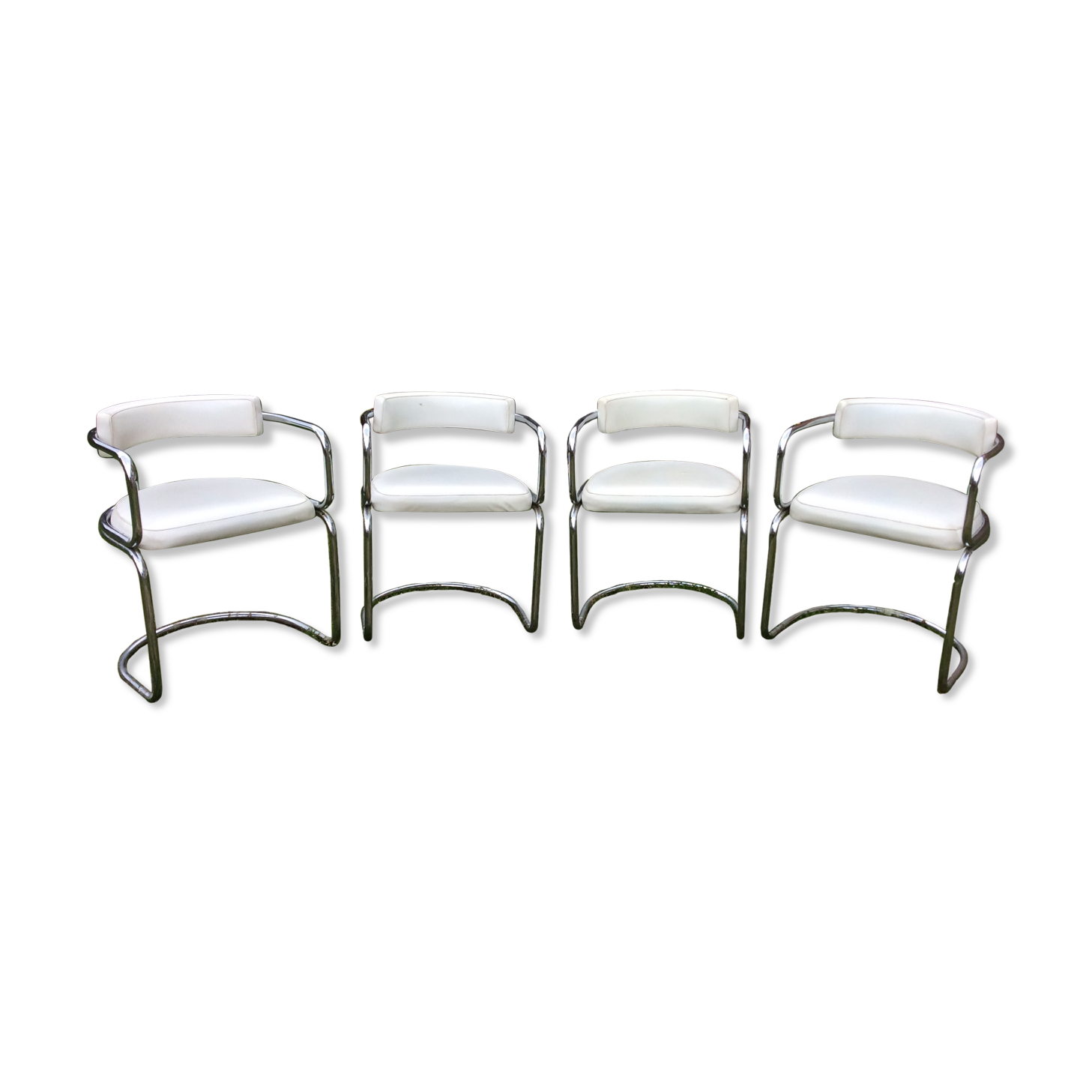 Fauteuils vintage à piétement tubulaire chromé et Skaï blanc de Renato Zevi pour Roche bobois.