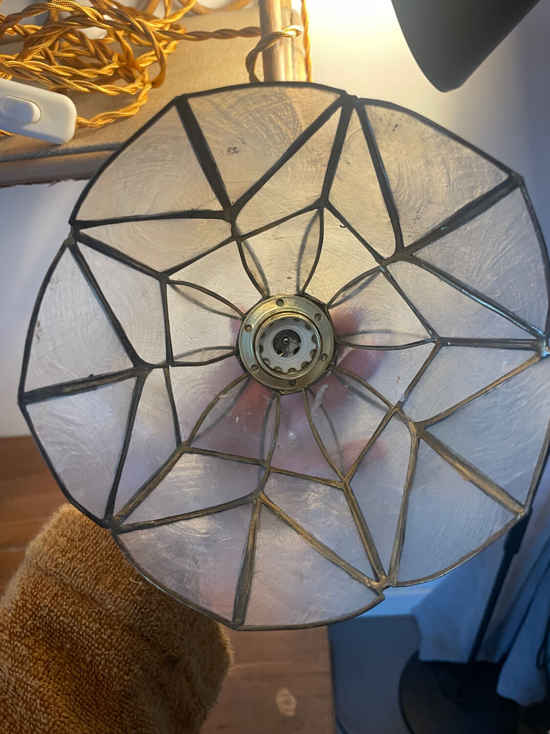 Pair of portable lamps in mother-of-pearl and brass