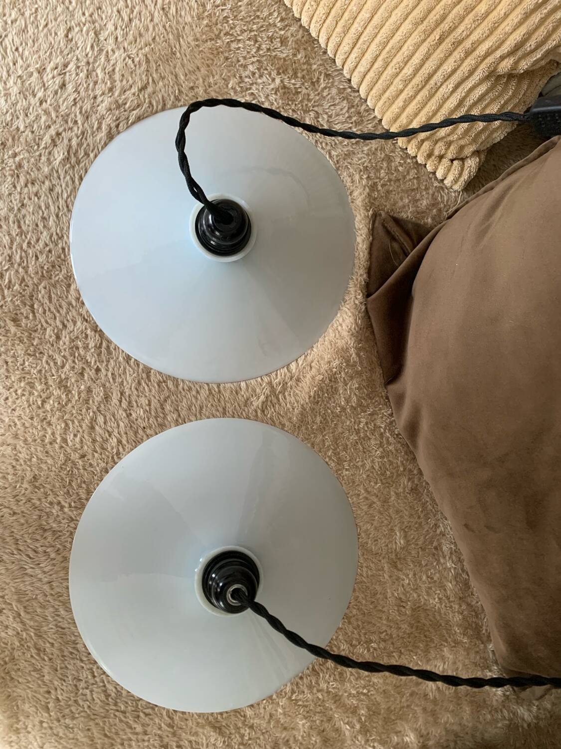 Paire de suspensions vintage en opaline blanche