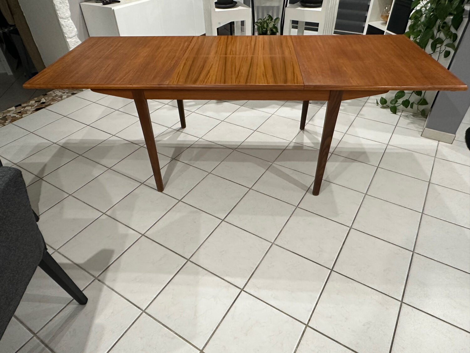 Large extendable Scandinavian table in vintage teak from the 1970s.