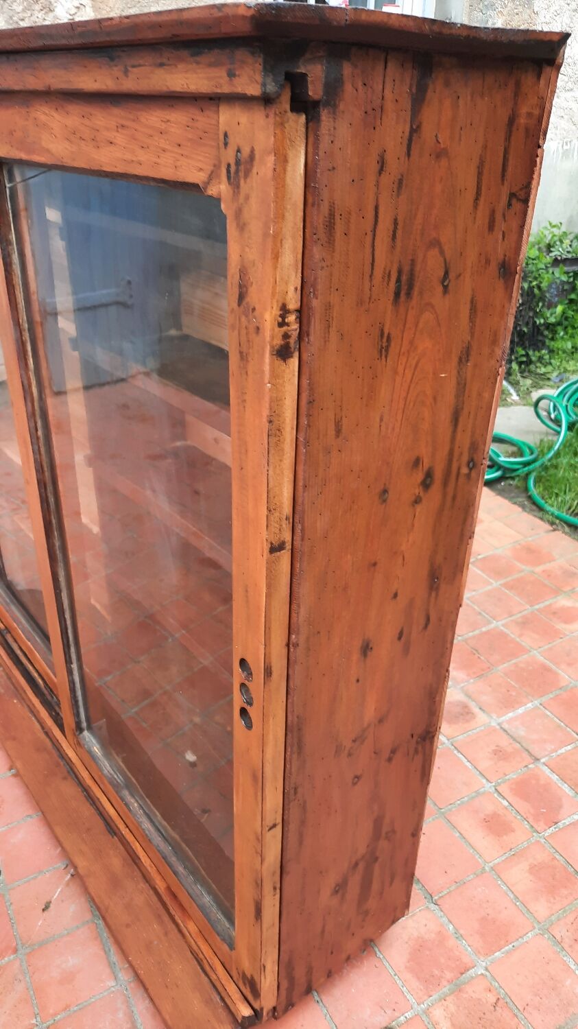 Showcase to install or hang