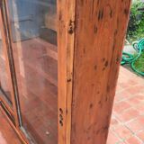 Showcase to install or hang