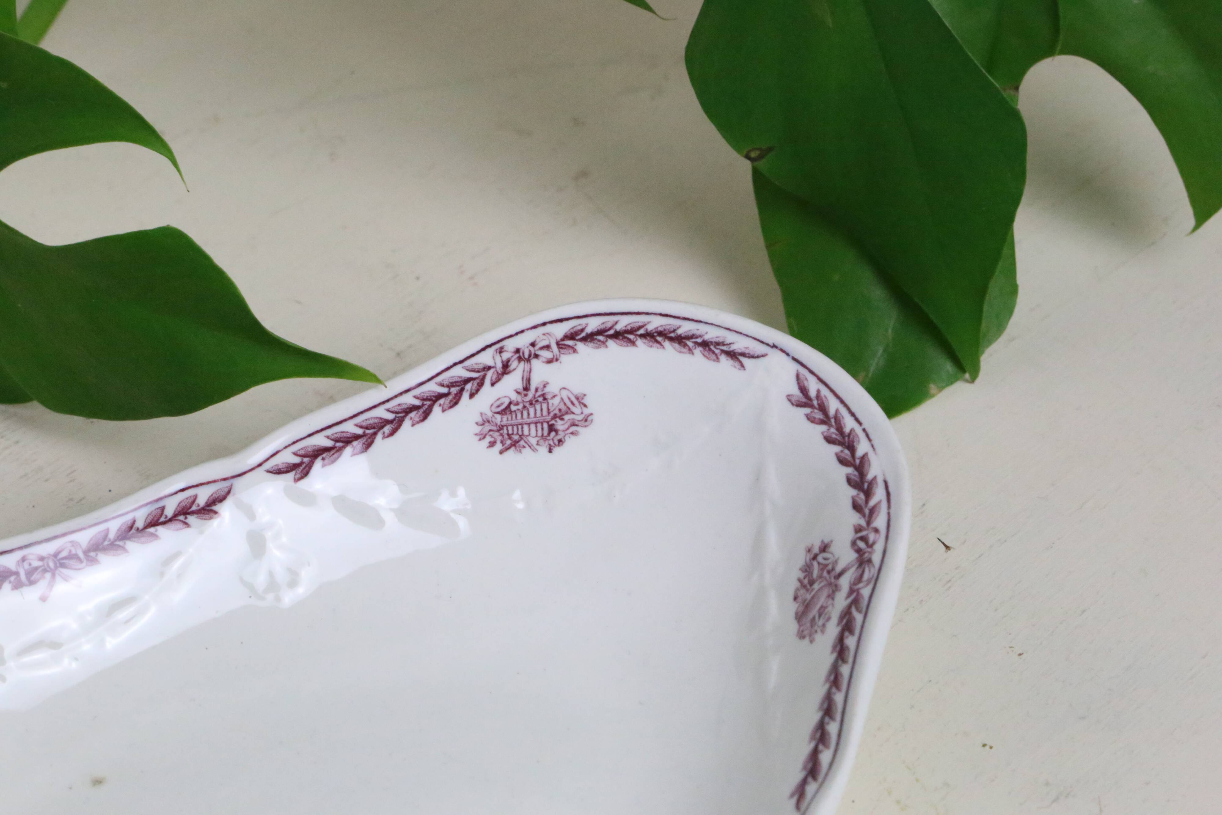English Wedgwood earthenware dish, La Paix model