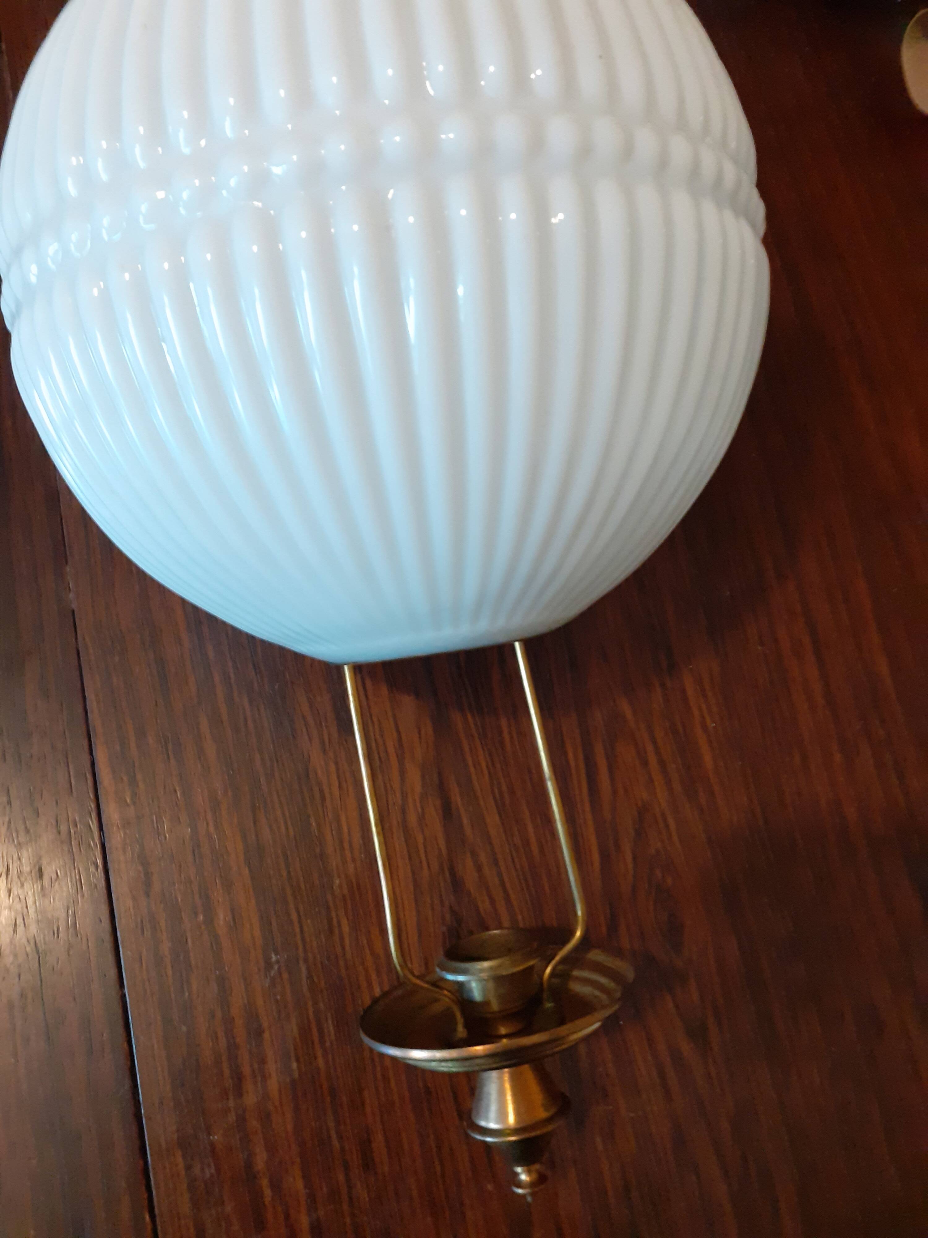 Suspension ancienne en opaline et laiton
