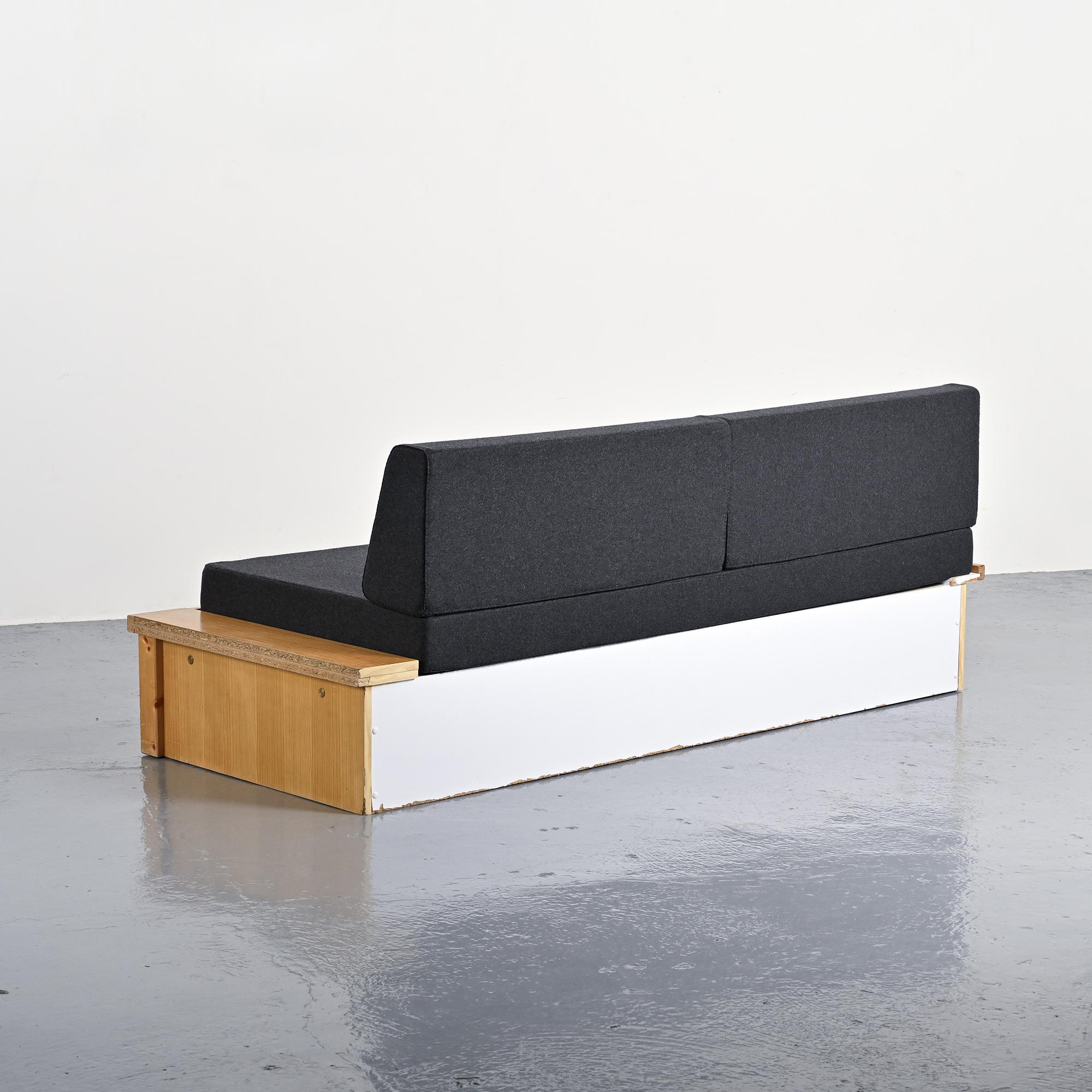 Banquette-lit dessinée par Charlotte Perriand pour Les Arcs, circa 1970.