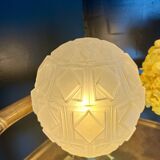 Lampe à poser globe en verre moulé et givré, formes géometriques. Circa 60