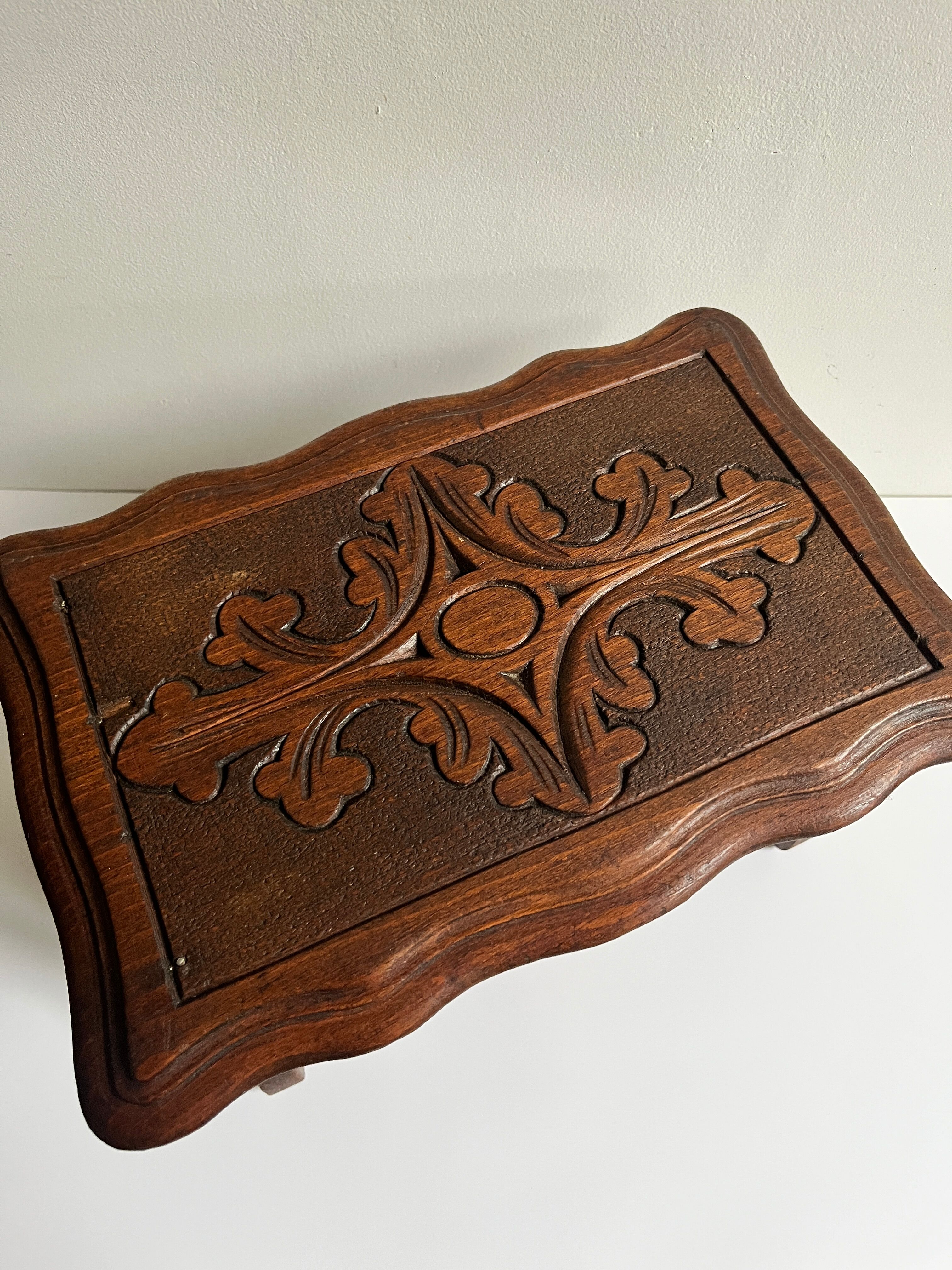 Marche pieds en bois sculpté