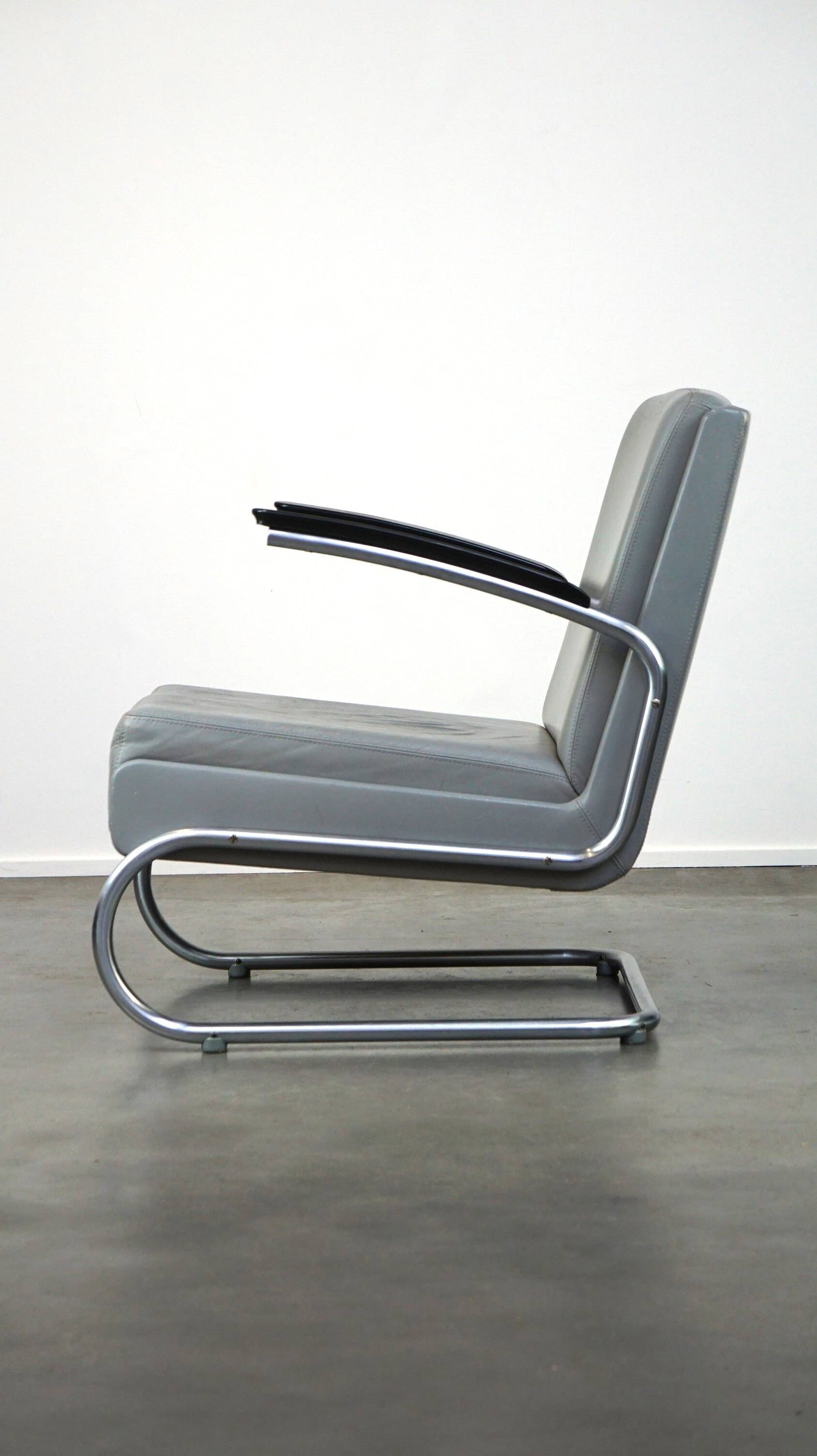 Vintage grey cow leather bauhaus design armchair by Ahrend de Cirkel