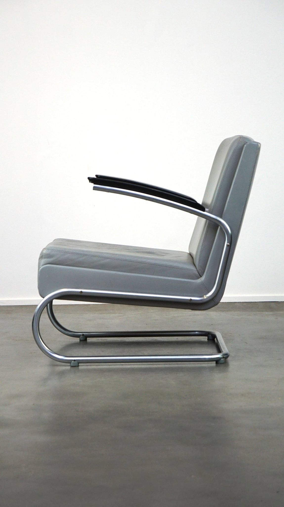 Vintage grey cow leather bauhaus design armchair by Ahrend de Cirkel