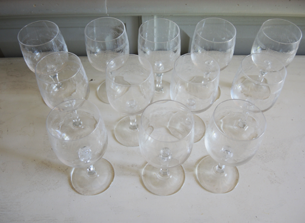 Lot de 24 anciens verres à pieds en cristal gravé