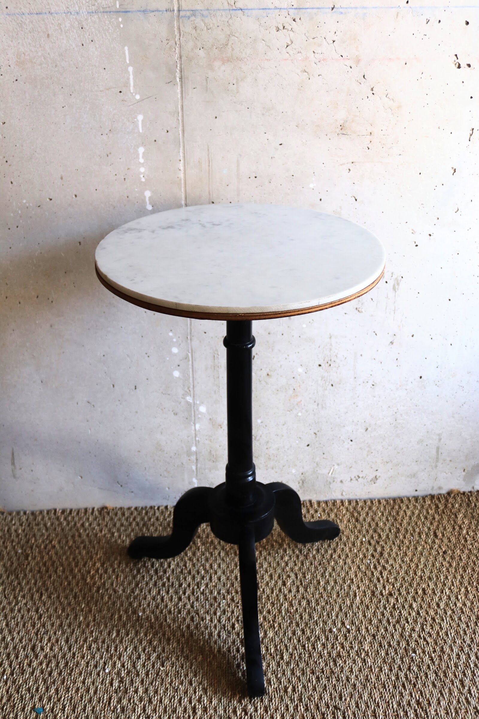 Gueridon in marble and wood