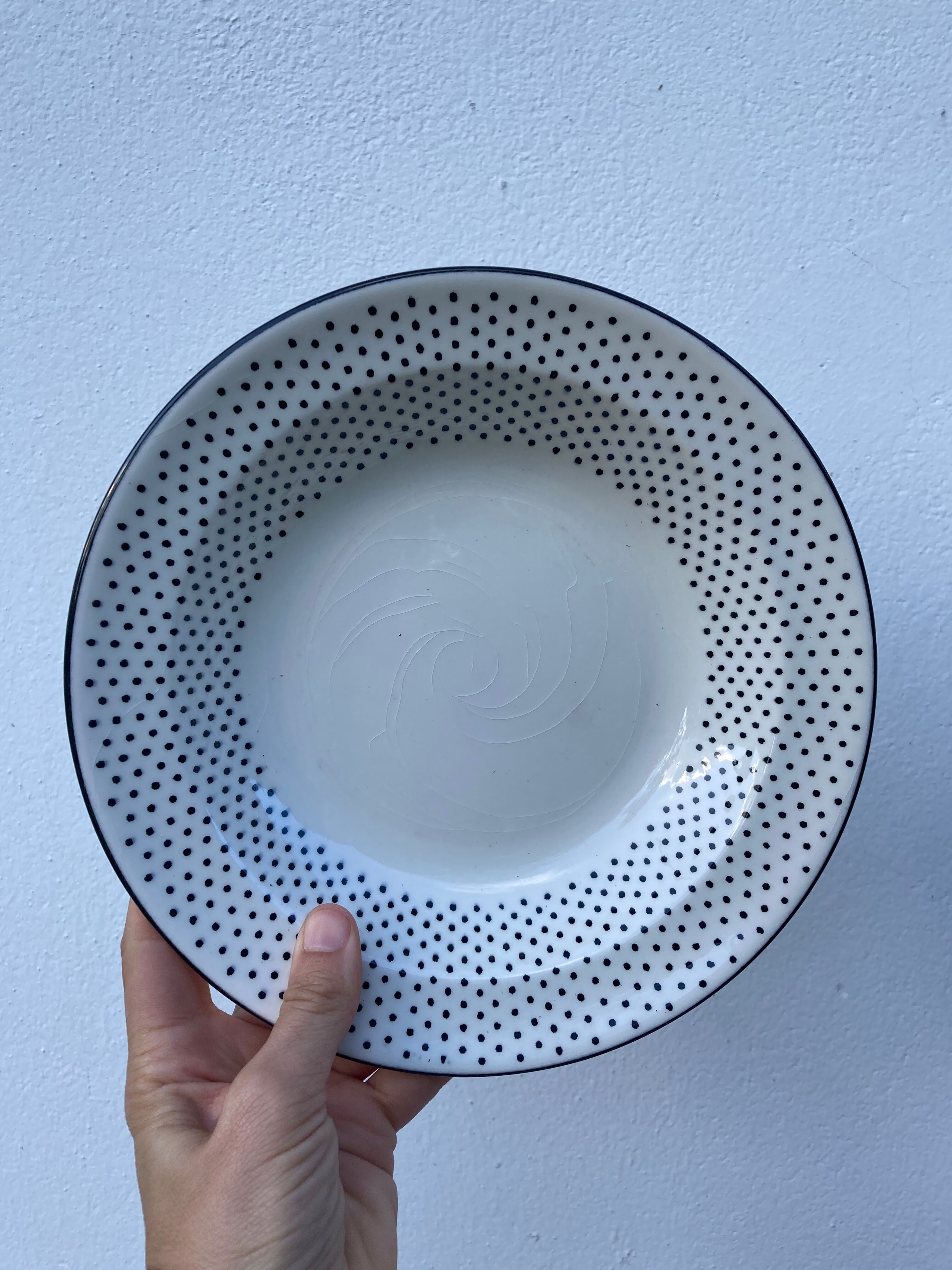 Gien service for 6 people with black polka dots: soup plates and flat plates