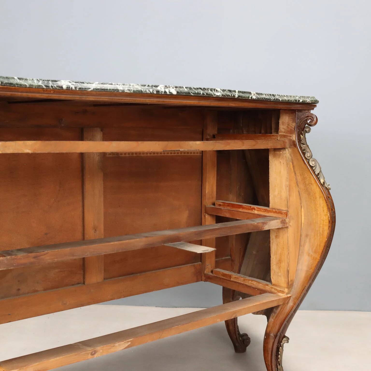 Paire de commodes anciennes style baroque en noyer XIXe siècle