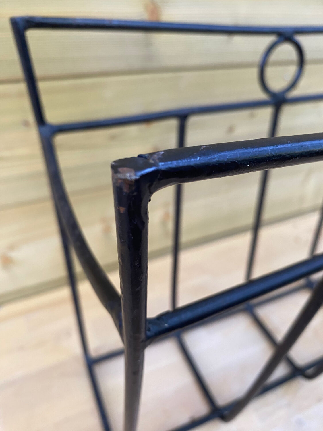 Magazine holders folk art in black metal