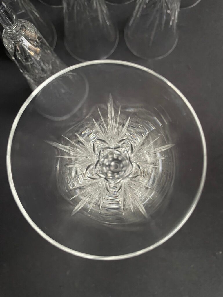 9 champagne flutes – Blown and cut crystal