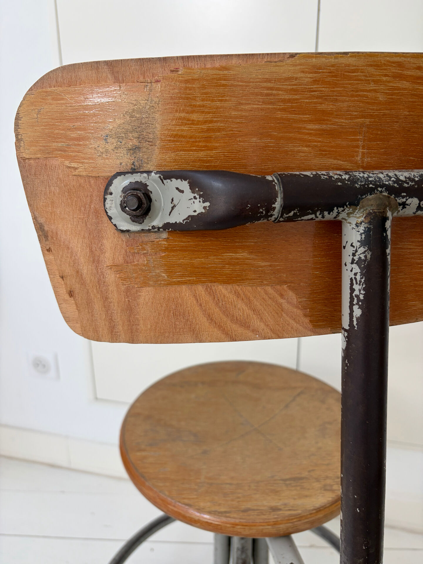 Vintage workshop chair in metal and wood, industrial style.