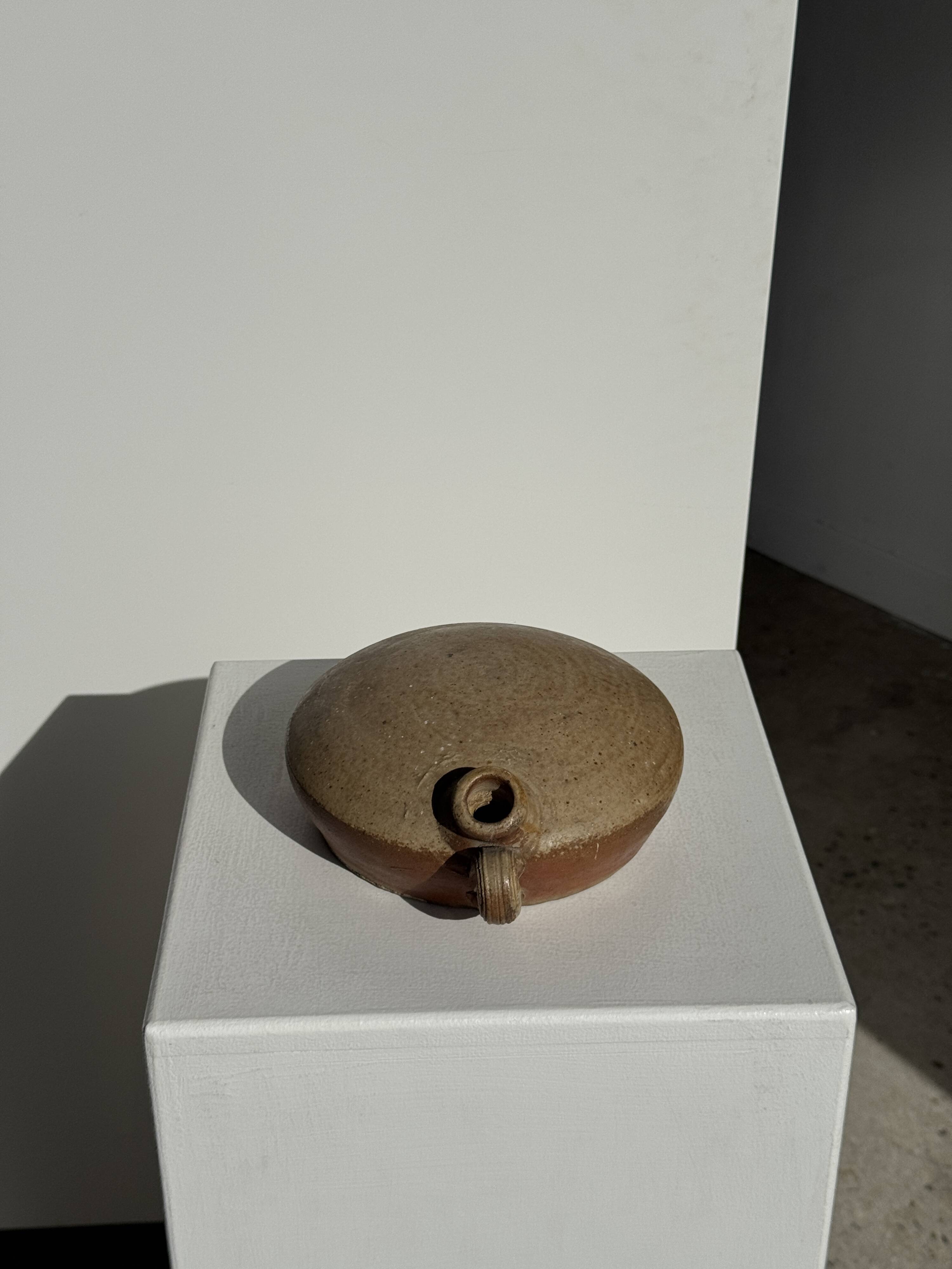 Round flat jar in old stoneware D20