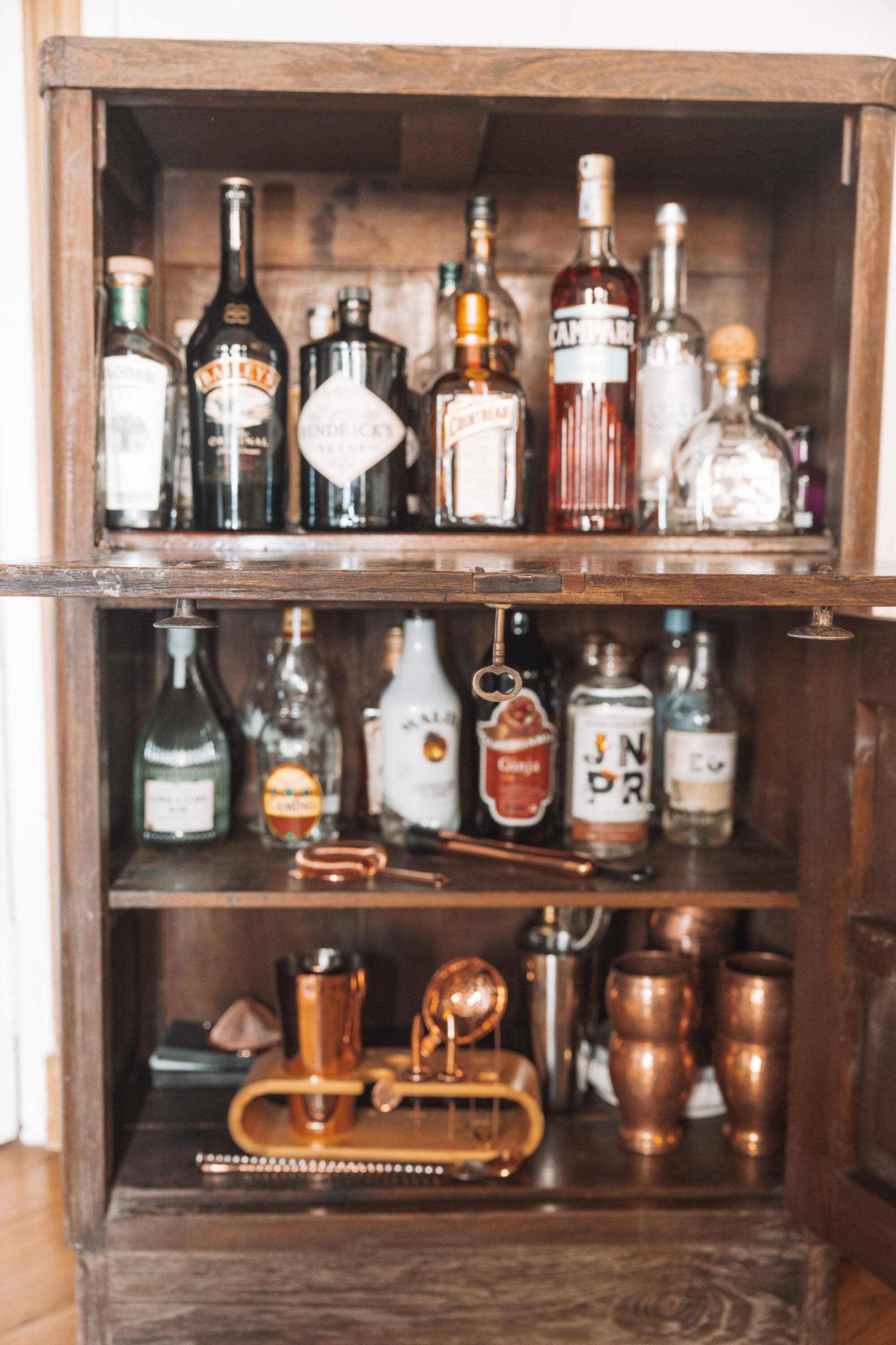 Meuble bar ancien en bois massif — pièce de caractère