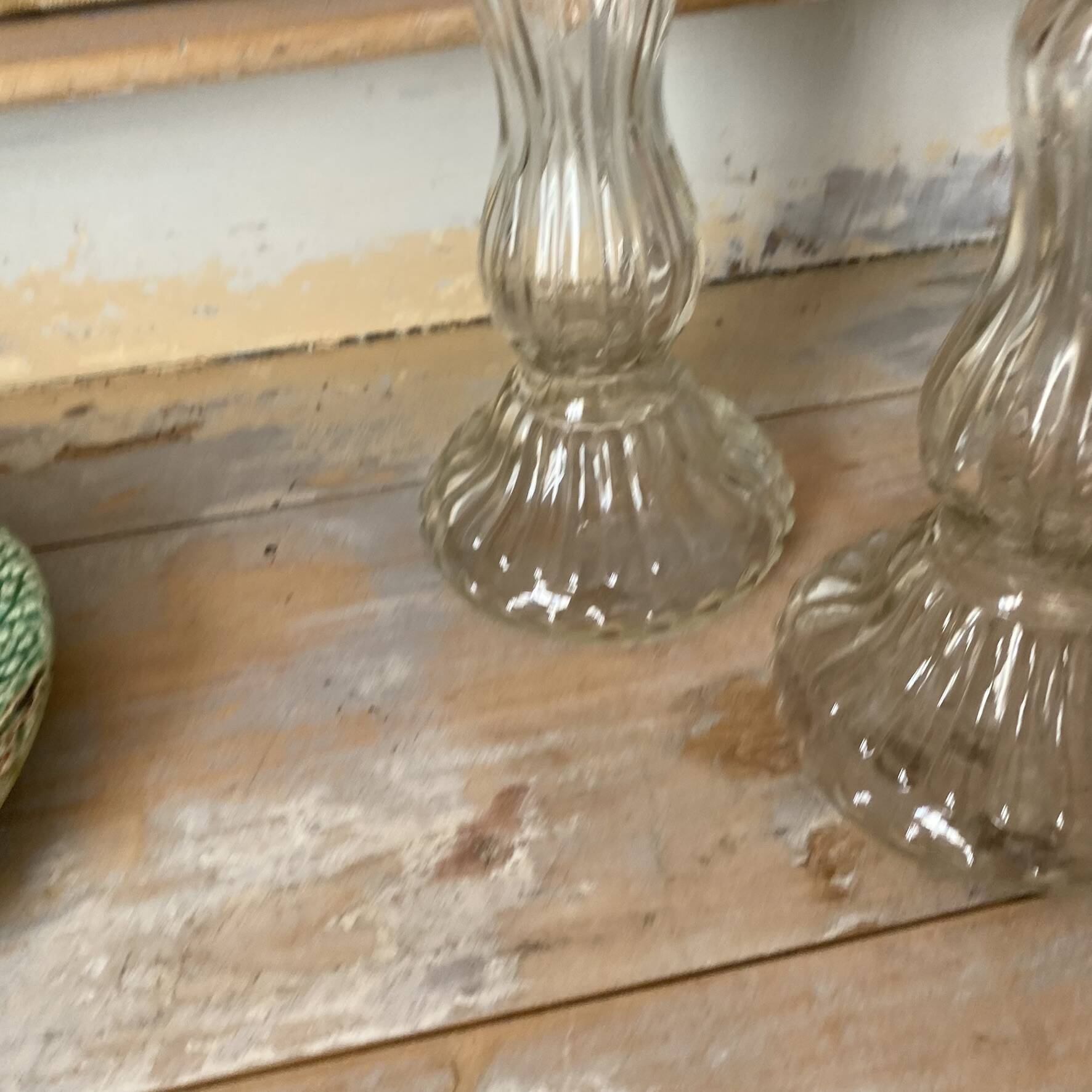 Paire de bougeoirs en verre flacons roger gallet