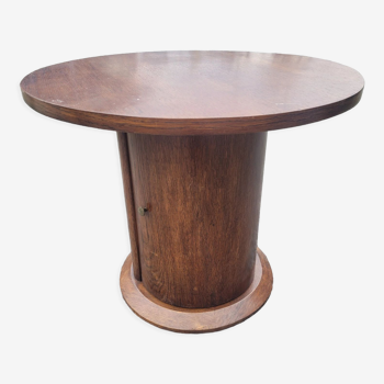 Table basse ronde vintage en chêne avec une porte