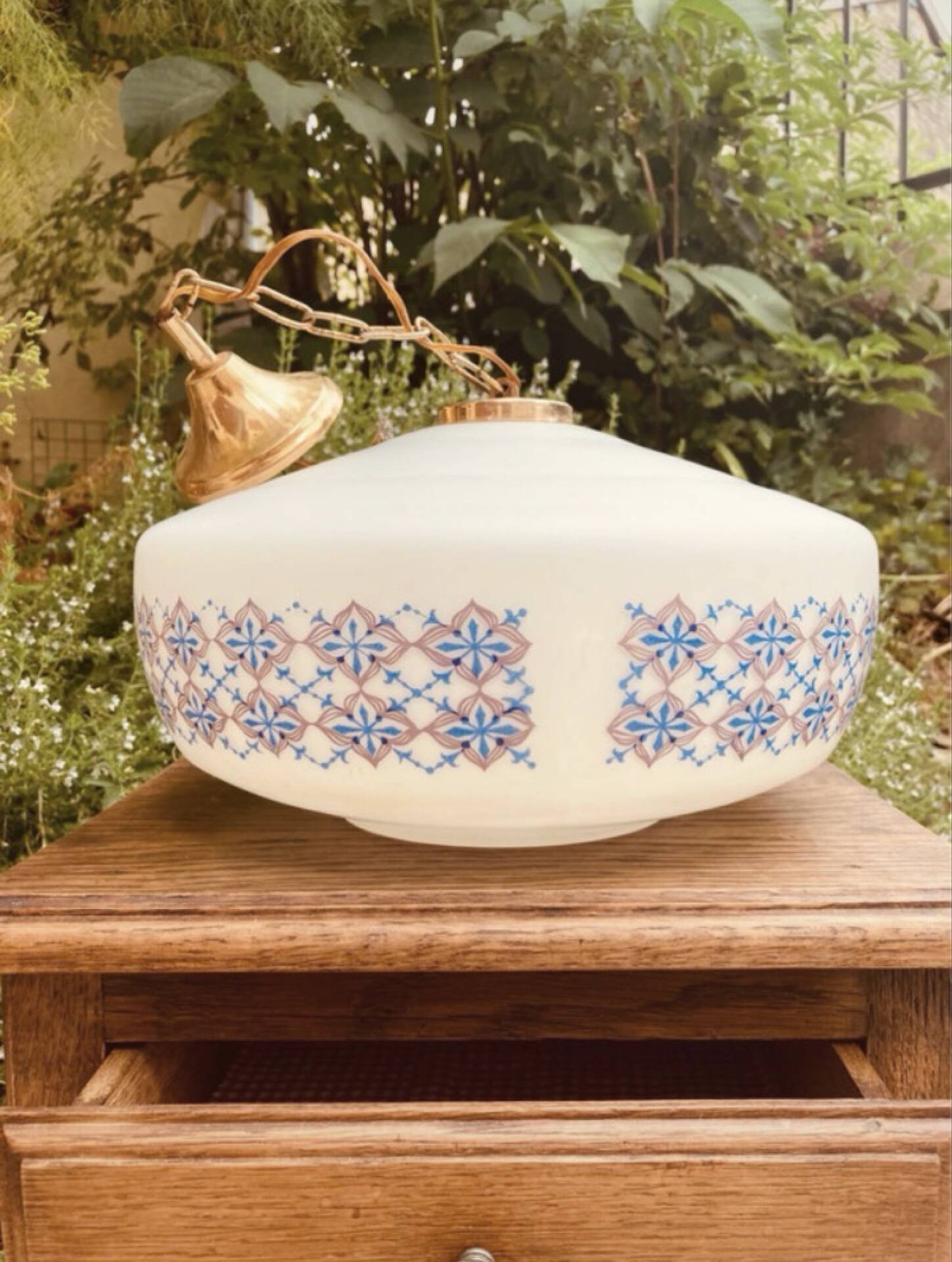 Suspension in opaline milk glass