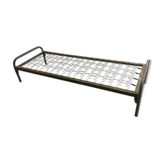 Metal bed