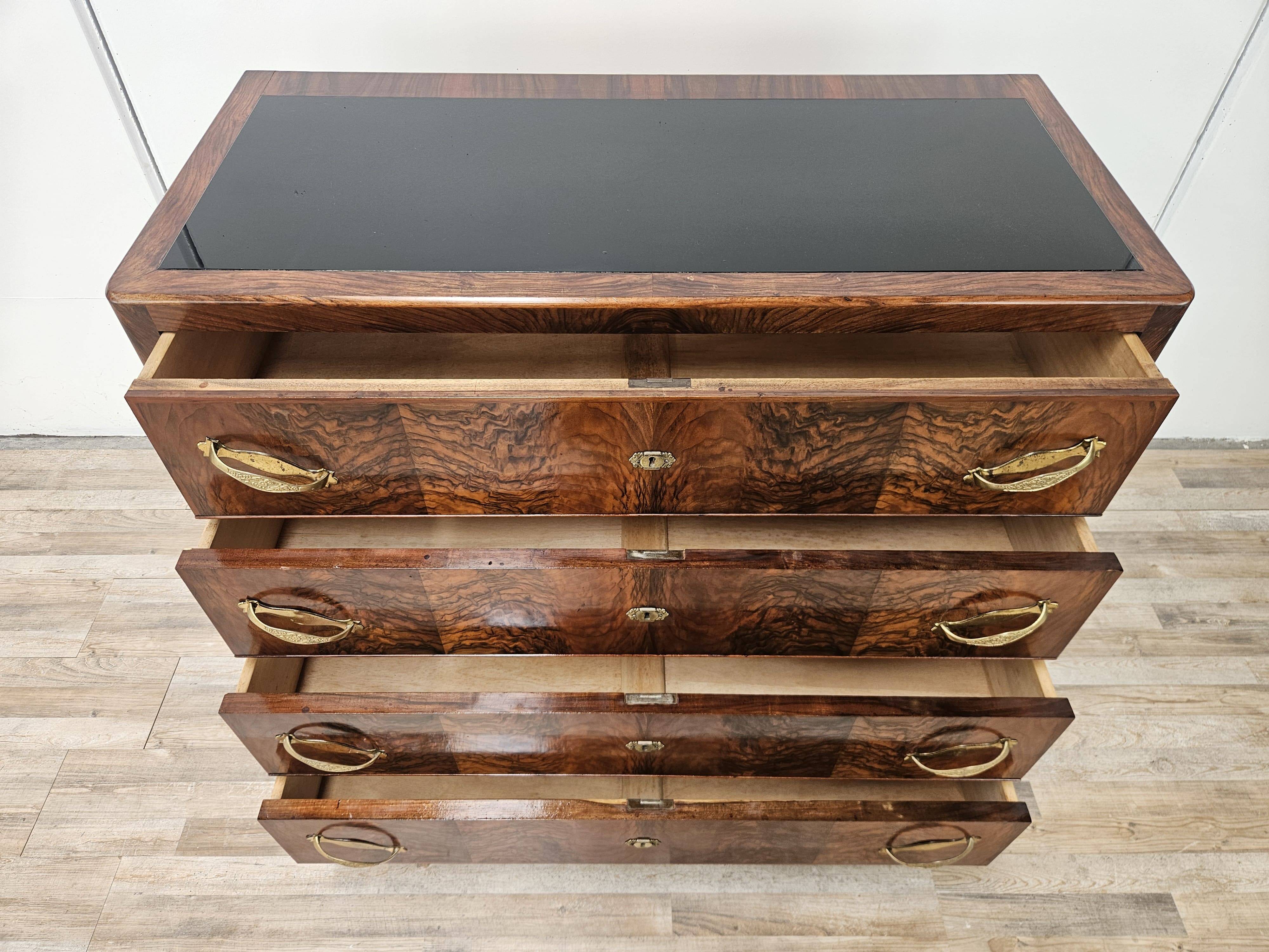1940s Art Decò chest of drawers in walnut burl with black glass top