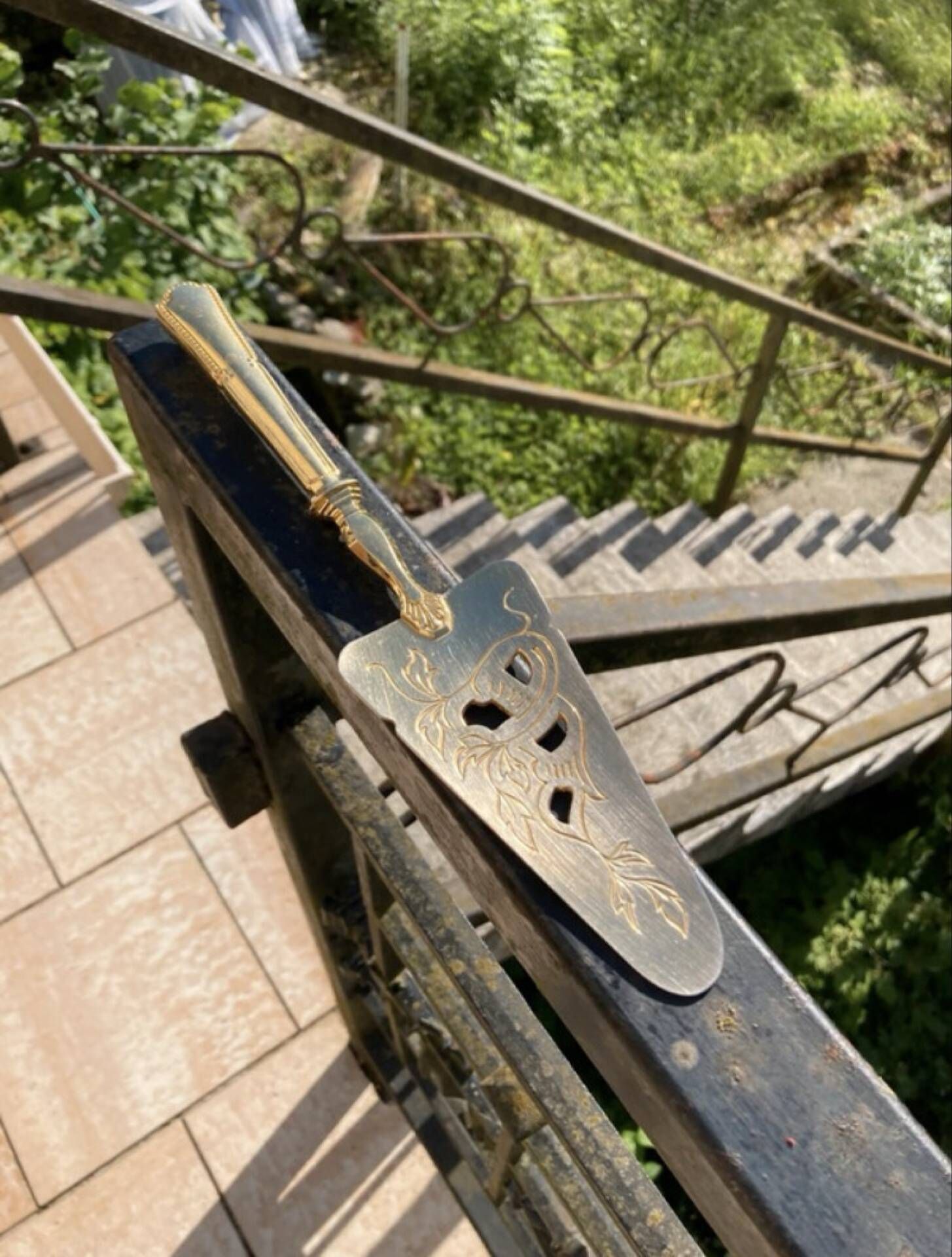 Golden metal pie server