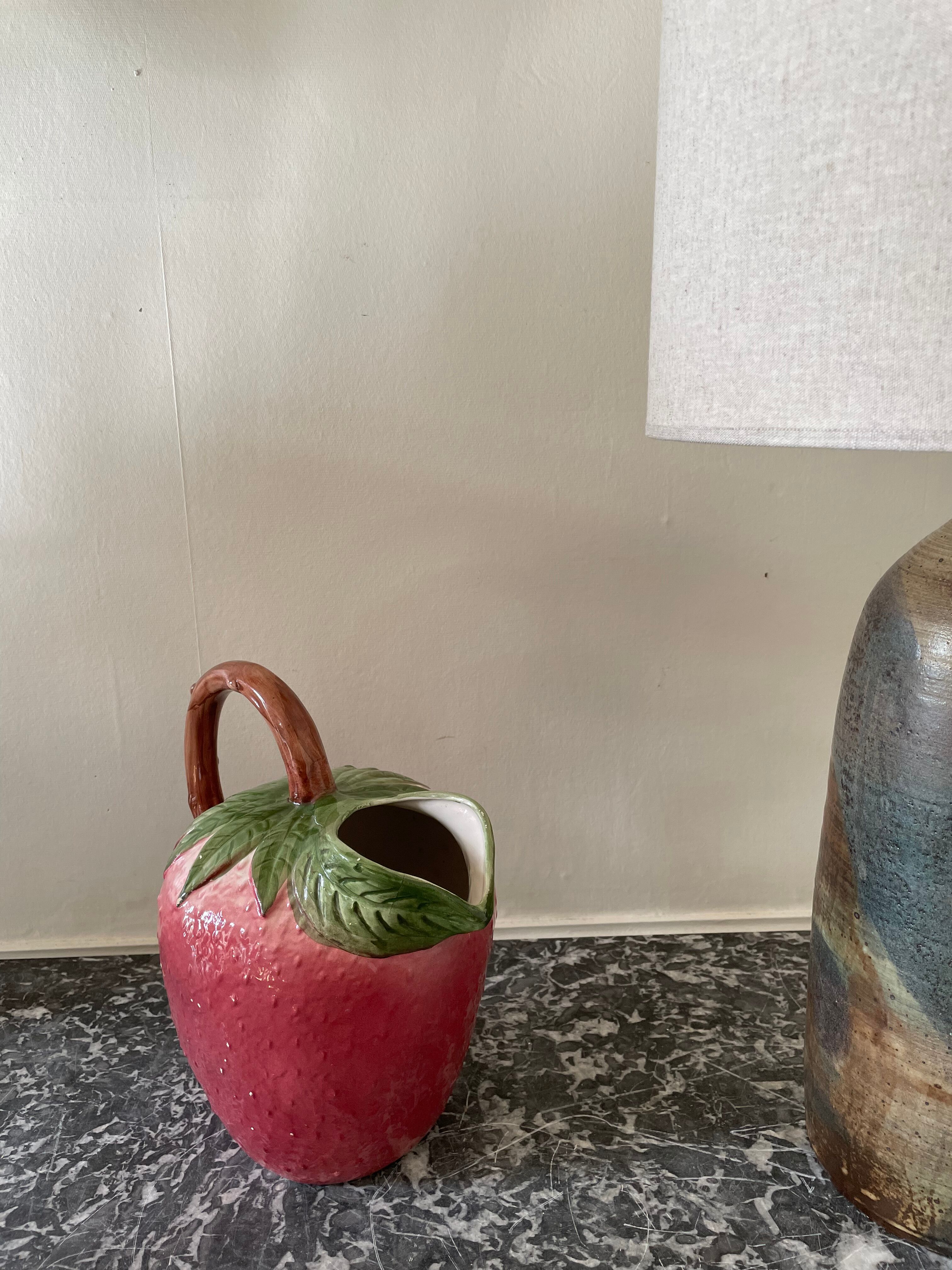 Strawberry-shaped slurry pitcher