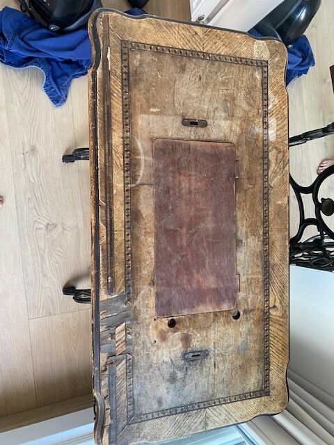 Courthiade period sewing machine