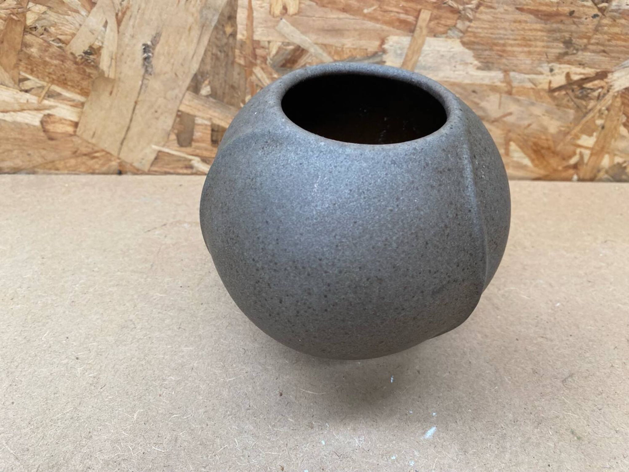 Ancien vase boule céramique grise vintage